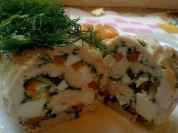 Простой рулет из курицы с овощами