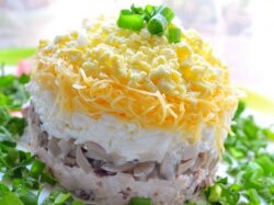 Слоеный салат «Ночь» с курицей