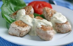 Жареная индейка с соусом из голубого сыра