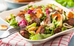 Салат из куриной печени с ягодной заправкой