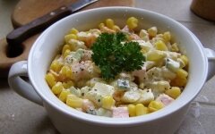Салат «Оливье» со свининой и кукурузой