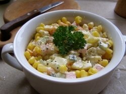 Салат «Оливье» со свининой и кукурузой