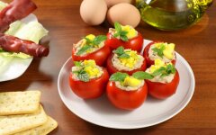 Фаршированные помидоры с яйцами и укропом