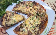 Пицца из картофеля с луком, грибами и сыром