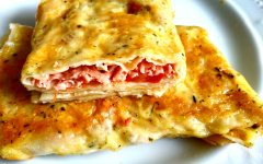 Лаваш с колбасой, сыром и яйцом на сковороде