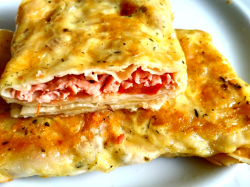 Лаваш с колбасой, сыром и яйцом на сковороде