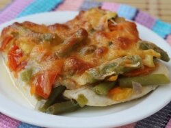 Стейки из куриного филе с овощами под сыром