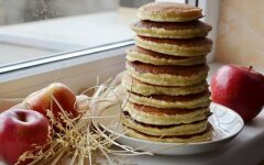 Яблочные панкейки на овсяной крупе