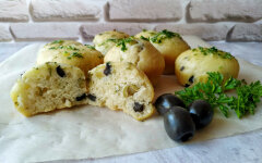 Закусочные дрожжевые булочки с оливками, зеленью и чесноком