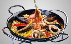 Паэлья с морским коктейлем и чесноком