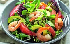 Салат с грейпфрутом, рукколой и креветками