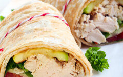 Рулет из лаваша с копченой куриной грудкой и болгарским перцем