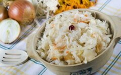 Маринад для капусты с изюмом и яблоками
