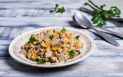 Перловая каша со свининой и яблоками
