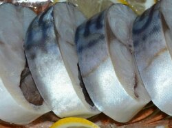 Маринованная скумбрия с луком и уксусом