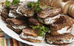 Домашние печеночные оладьи со сметаной