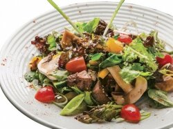 Теплый салат с говядиной, грибами и листьями салата