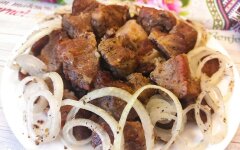 Шашлык в духовке на луковой подушке