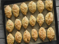 Пирожки с курицей, капустой и картошкой из теста на йогурте