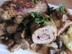 Мясные рулеты с чесноком в грибном соусе