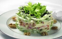 Салат из редьки с яблоками и черносливом