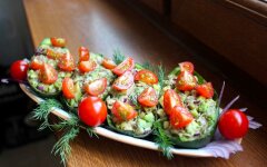 Салат с авокадо, тунцом и укропом
