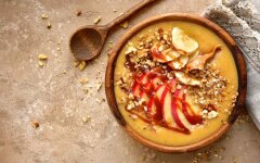 Перевернутый яблочный пирог с овсяными хлопьями