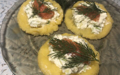 Корзиночки из поленты с творожным сыром, рыбой и авокадо