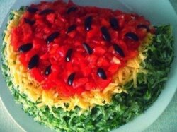 Аппетитный салат «Арбузная долька»