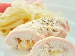 Куриные рулетики с творогом и сыром в духовке