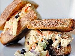 Салат из курицы по-американски с карри и клюквой