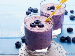 Чернично-банановый смузи без сахара