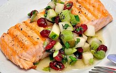 Сёмга на гриле с сальсой из груши и киви