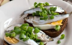 Бутерброды со шпротами, огурцами и перепелиными яйцами