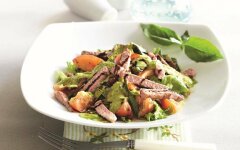 Мясной салат с имбирем и листьями салата