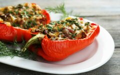 Сладкий перец с куриной печенью и рисом