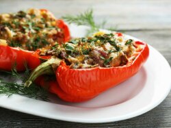 Сладкий перец с куриной печенью и рисом