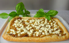 Быстрый луковый пирог из слоеного теста с брынзой