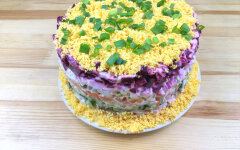 Слоеный салат Овощной торт с картошкой и колбасой
