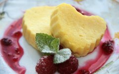 Сырники с манкой и сметаной на пару