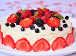 Творожный блинный торт с ягодами