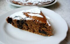 Постный кофейный пирог с черносливом и медом