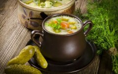 Традиционный рассольник с перловкой и овощами