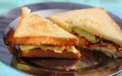 Яичные сэндвичи с беконом и огурцом