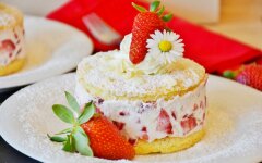 Бисквиты с клубникой и творожным кремом