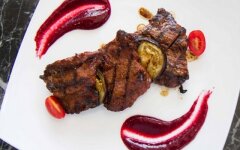 Говяжьи медальоны с бруснично-апельсиновым соусом