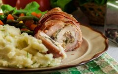 Рулет из свинины с ананасами в беконе