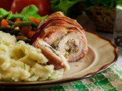 Рулет из свинины с ананасами в беконе