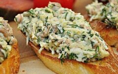 Бутерброды с печенью трески и чесноком