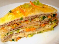 Блинный салат-торт с курицей и грибами